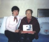 与老舍夫人胡�e青老师一起合出年历（2001年）
