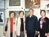 2002年在北京举办画展时，和同仁一起与北京著名画家王兴虎先生合影