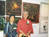 2001年赴台北办展时、在我的画作前与台北著名艺术家孔先生合影