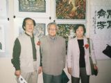 2002年在北京举办画展时，与北京著名画家北京画院原院长赵志田先生，著名画家陈宝隶先生合影